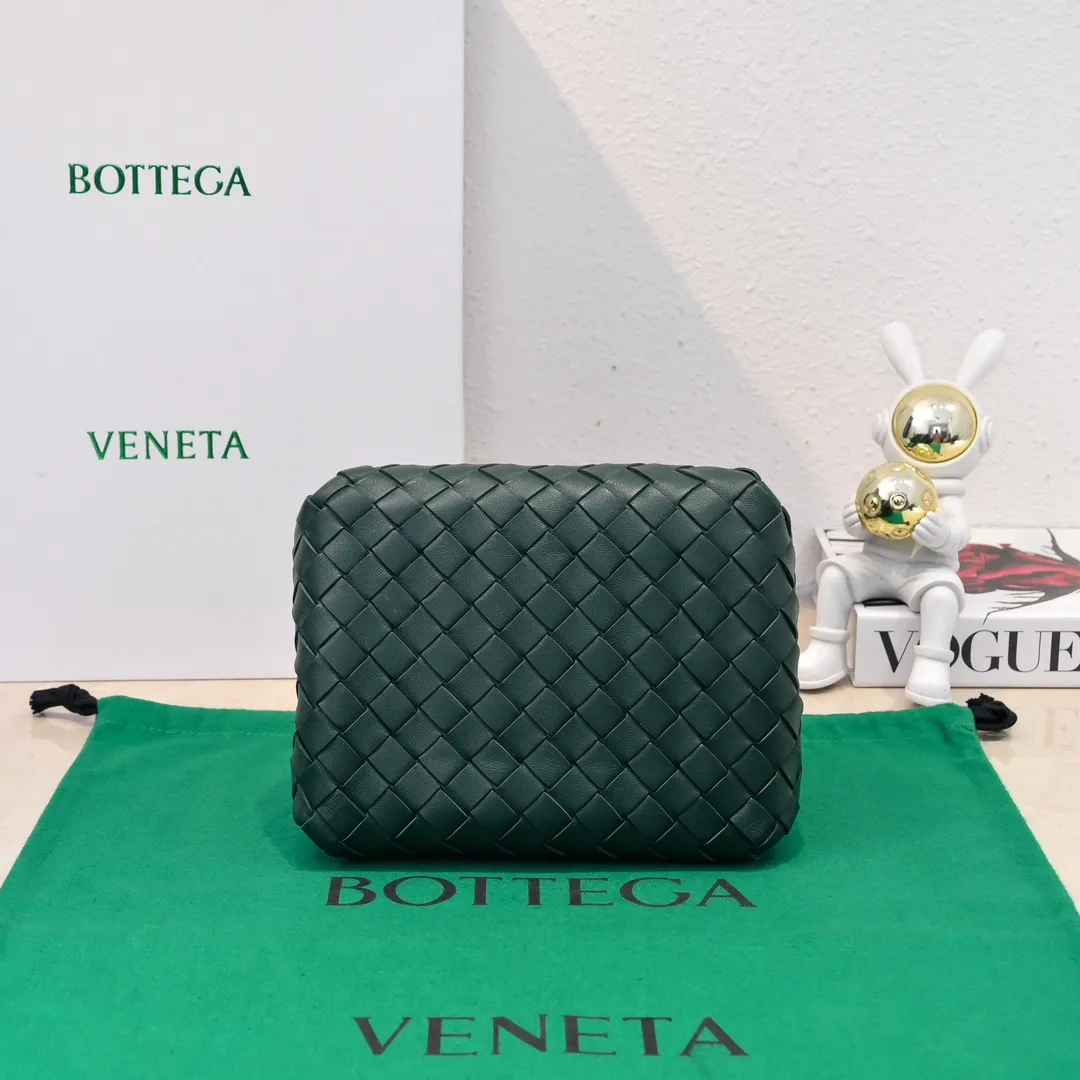 Batch 1760 BV home is new! Andiamo combines Bottega Veneta archives parachute handbags to inherit retro elements and integrate modern trends. The same style as Shu Qi's Beijing Night. It is a continuation of the classic bag. It has three functions: hand carry, shoulder and cross-body. It is embellished with metal brass knot buckles. The capacity of the small one is amazing. It can easily hold sunglasses in a box/small bottle of water/powder powder/charger and other daily necessities when going out. The upper body is versatile. Style number: 6569 Size: 21*17*16.5cm